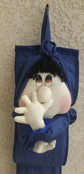 Boneca mão no nariz porta papel higiênico