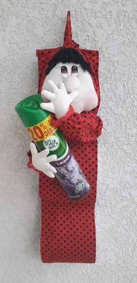 Boneca mão no nariz porta papel higiênico