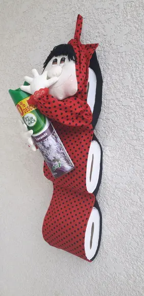 Boneca mão no nariz porta papel higiênico