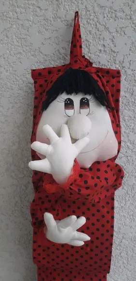 Boneca mão no nariz porta papel higiênico