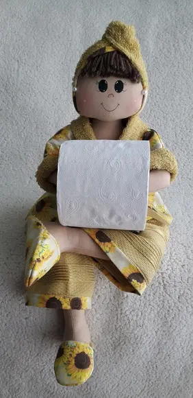 Boneca porta papel higienico