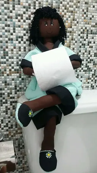 Boneca porta papel higiênico - Negra