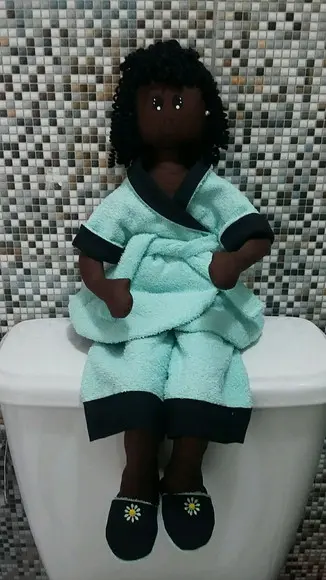 Boneca porta papel higiênico - Negra