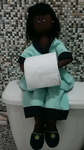 Boneca porta papel higiênico - Negra