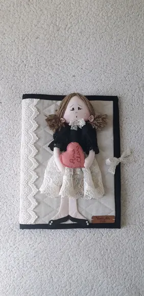 Capa de caderno com ponteira boneca