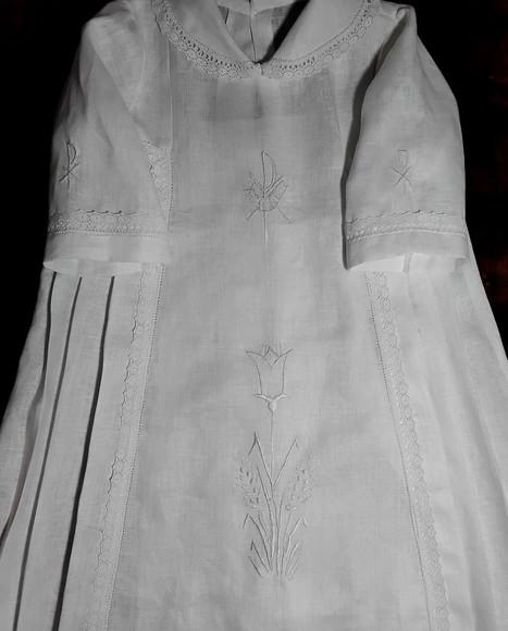 Túnica de Batismo 'lírio  Bordada em Branco 002 ( Unisex )