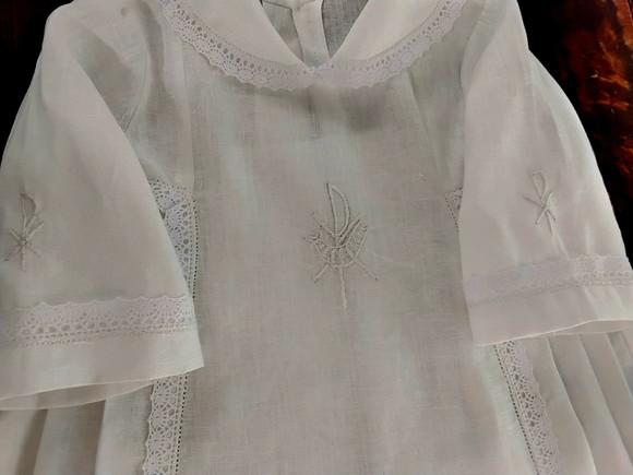 Túnica de Batismo 'lírio  Bordada em Branco 002 ( Unisex )