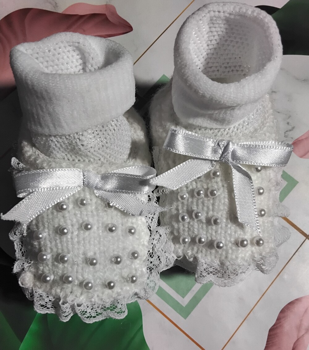 sapatinho de tricô branco com pérolas 023