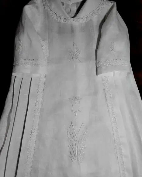 Túnica de Batismo 'lírio  Bordada em Branco 002 ( Unisex )