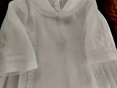 Túnica de Batismo 'lírio  Bordada em Branco 002 ( Unisex )