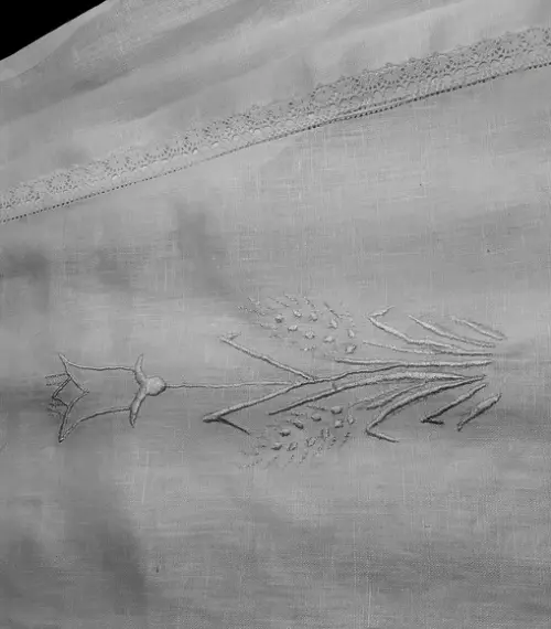Túnica de Batismo 'lírio  Bordada em Branco 002 ( Unisex )