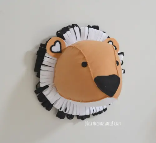 Cabeça de leão com juba preta e branca Falsa Taxidermia