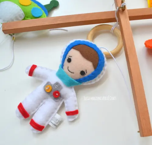 Móbile para berço Astronauta no espaço