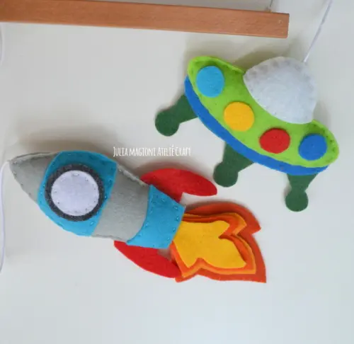 Móbile para berço Astronauta no espaço