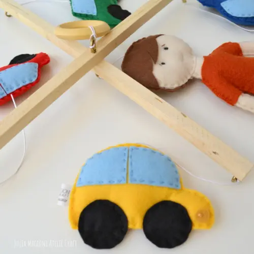 Móbile para berço carrinhos
