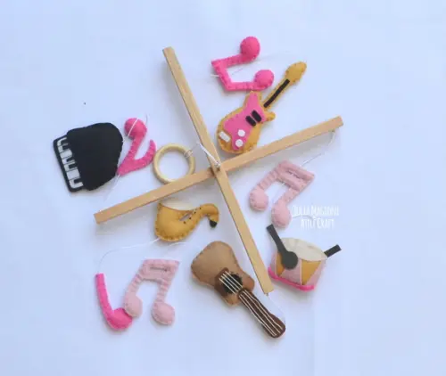 Móbile para berço Instrumentos musicais