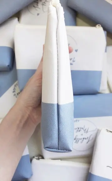 Necessaire Personalizada Azul com Fundo Creme