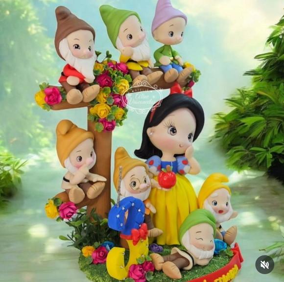 Topo de Bolo Branca de Neve e os Sete Anões em Biscuit