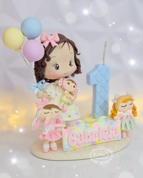 Topo de Bolo com Vela Tema Metoo Doll em Biscuit