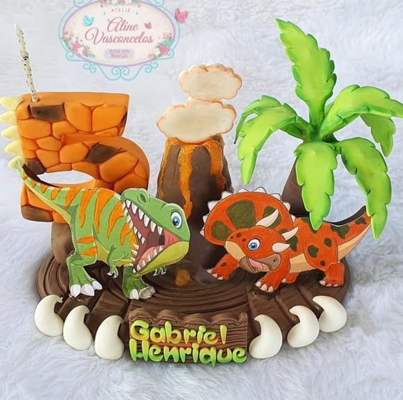 Topo de Bolo Dinossauro em Biscuit