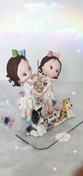 Topo de Bolo Gemêas Insp/ em Romero Brito em Biscuit