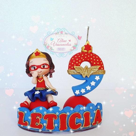 Topo de Bolo Mulher Maravilha em Biscuit