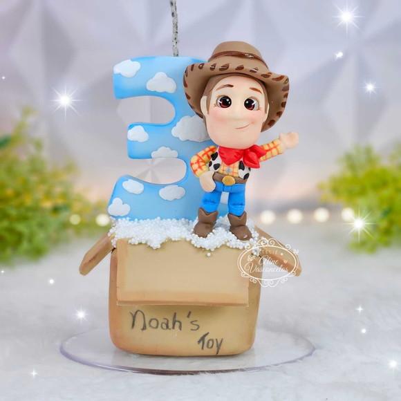Vela de Aniversário Woody Toy Story em Biscuit