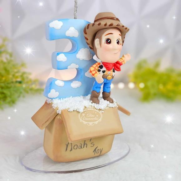 Vela de Aniversário Woody Toy Story em Biscuit