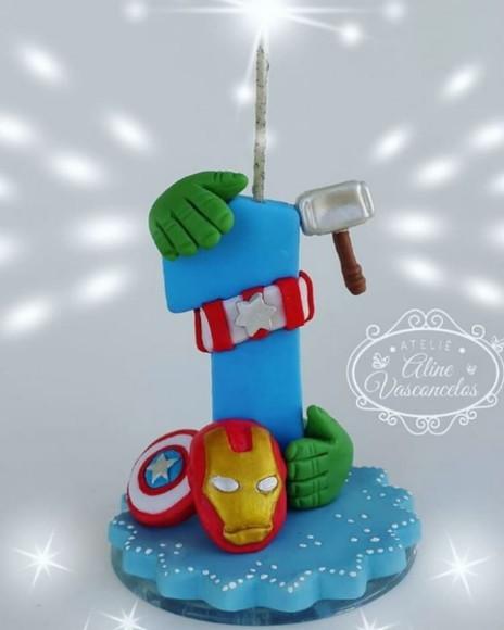 Vela Decorada no Tema Vingadores/super Heróis em Biscuit