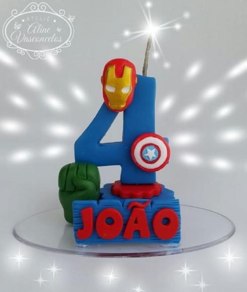 Vela Decorada no Tema Vingadores/super Heróis em Biscuit