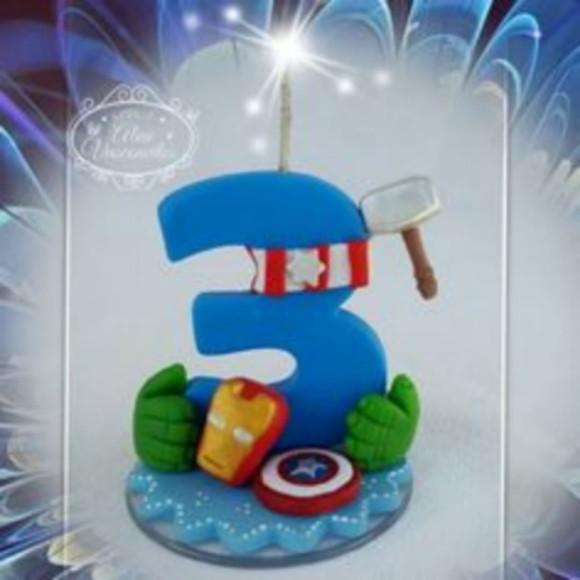 Vela Decorada no Tema Vingadores/super Heróis em Biscuit