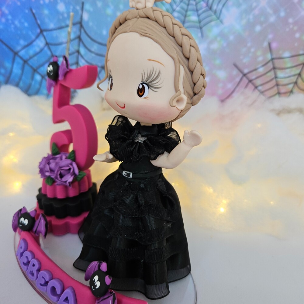 Topo de Bolo Wandinha personalizada em Biscuit