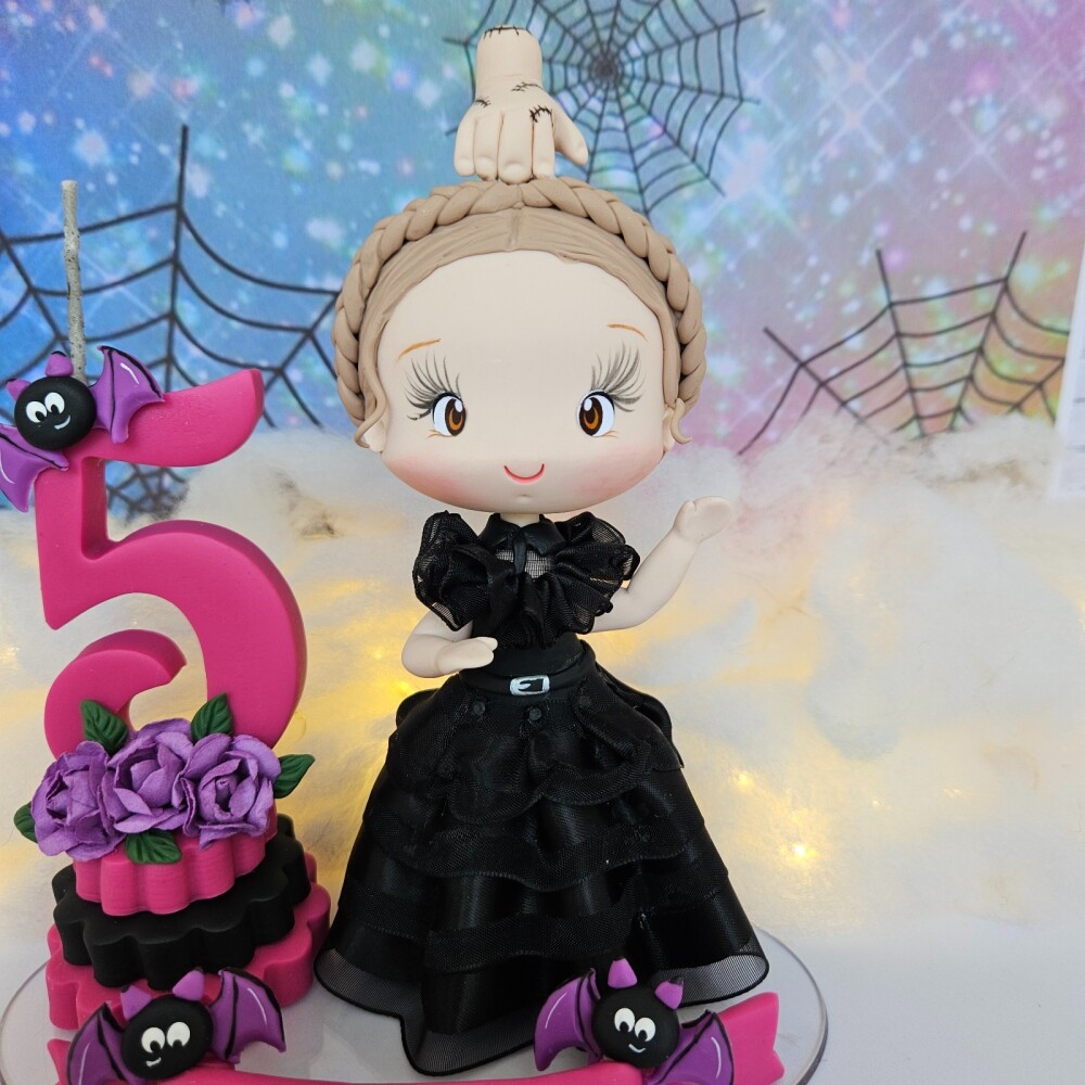 Topo de Bolo Wandinha personalizada em Biscuit