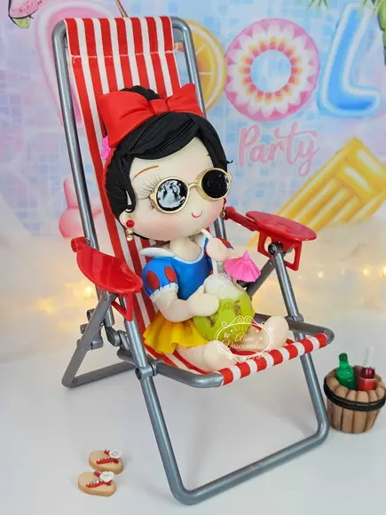 Peça Decorativa Branca de Neve Pool Party Biscuit