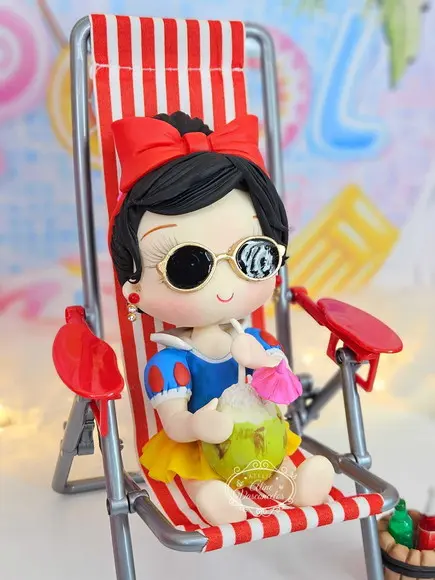 Peça Decorativa Branca de Neve Pool Party Biscuit