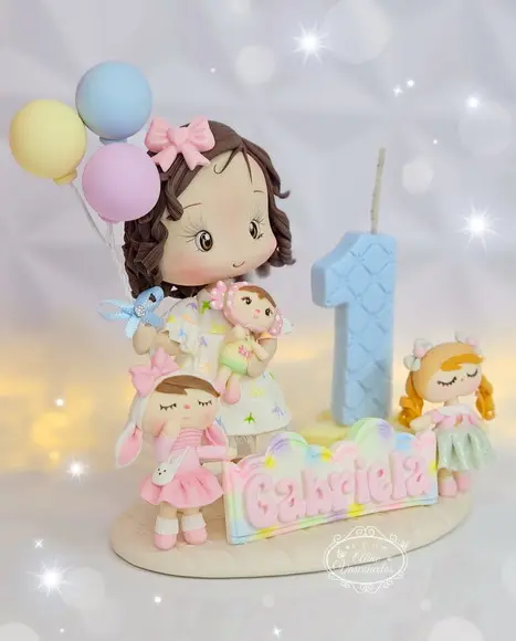 Topo de Bolo com Vela Tema Metoo Doll em Biscuit