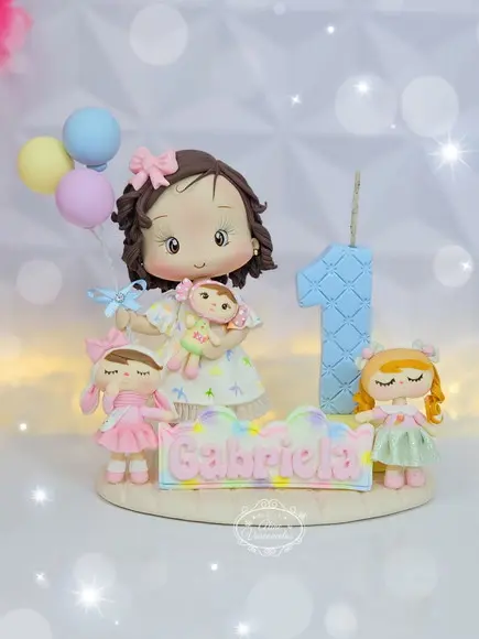 Topo de Bolo com Vela Tema Metoo Doll em Biscuit