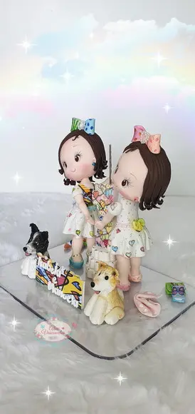 Topo de Bolo Gemêas Insp/ em Romero Brito em Biscuit