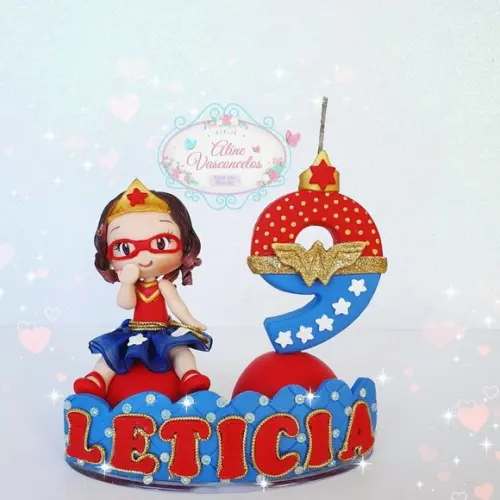 Topo de Bolo Mulher Maravilha em Biscuit