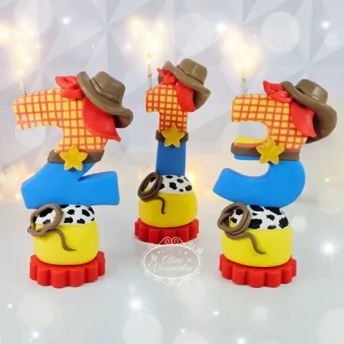 Vela de Aniversário Woody Toy Story em Biscuit
