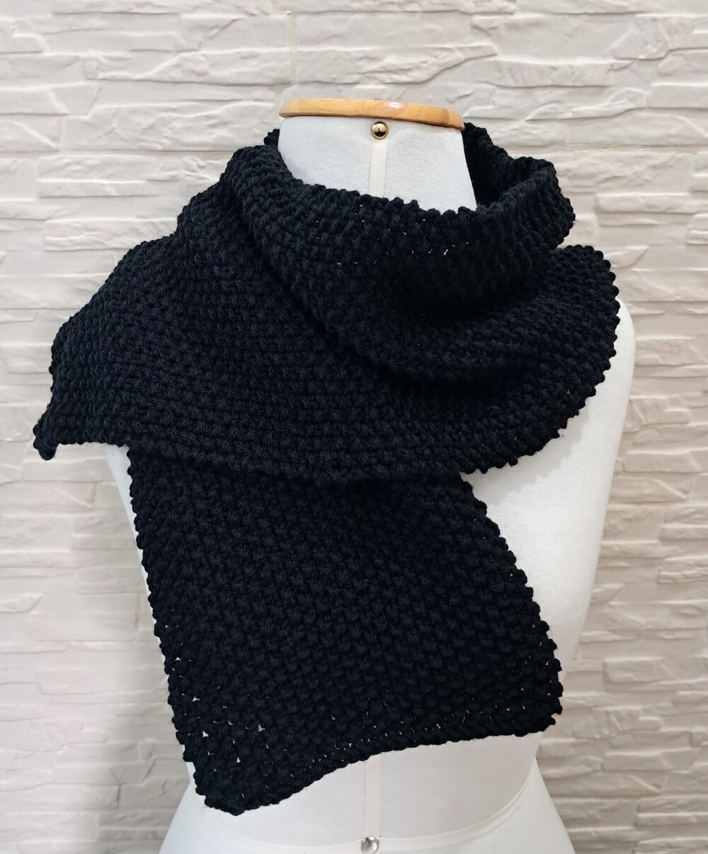 Cachecol em tricô preto