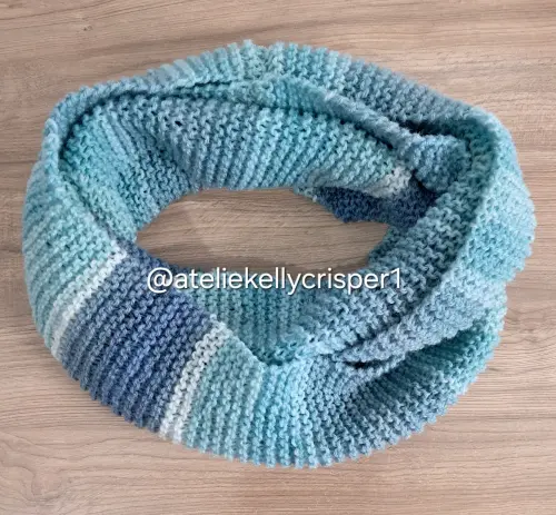 Gola infinito feita em tricô azul claro