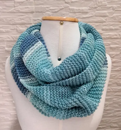 Gola infinito feita em tricô azul claro
