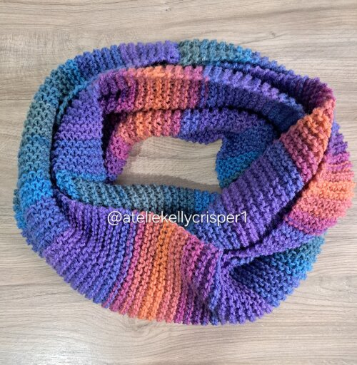 Gola infinito feita em tricô (mescla colorida)