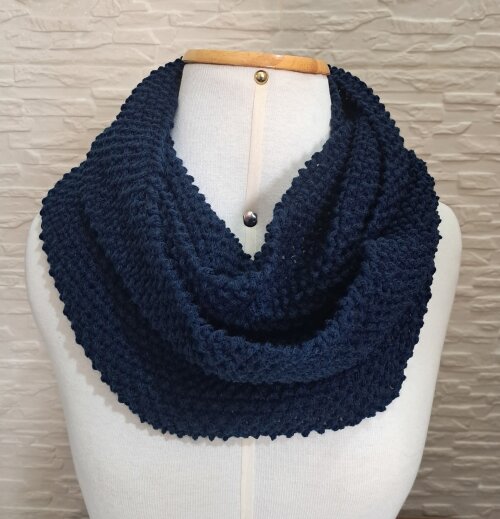 Gola infinito feita em tricô azul marinho