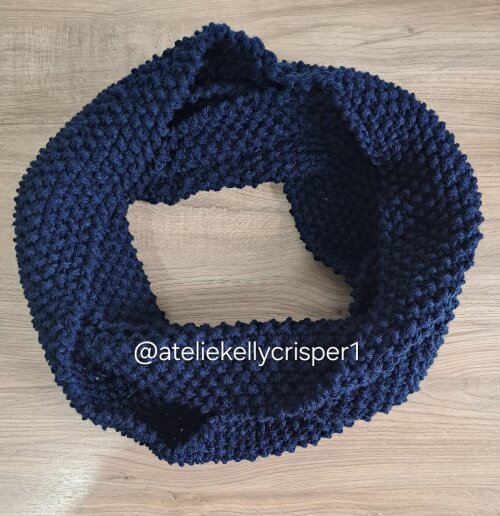 Gola infinito feita em tricô azul marinho