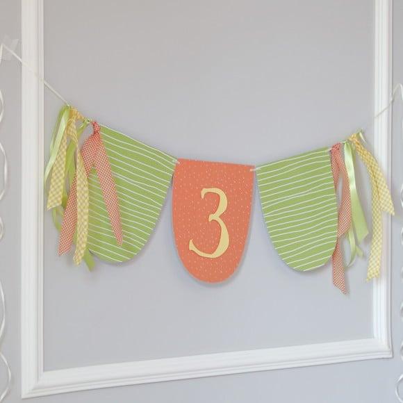 Varal Decorativo Fundo De Listras - Dinossauro