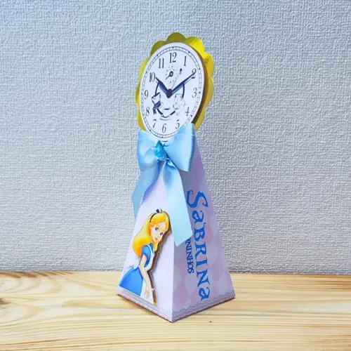 Caixa Pirâmide Luxo Alice no Pais das Maravilhas