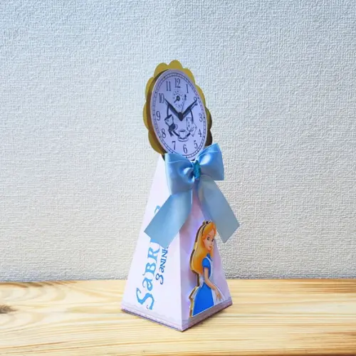 Caixa Pirâmide Luxo Alice no Pais das Maravilhas