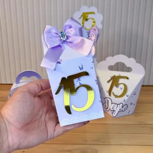 Kit 40 Caixas Personalizadas Lilás e Dourado 15 Anos